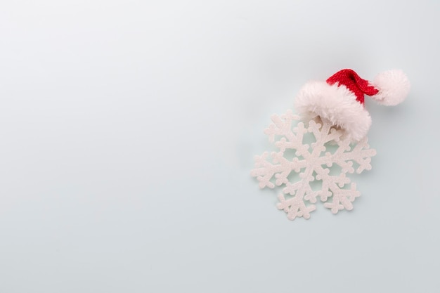 Étoile de Noël et bonnet de Noel, décor sur fond bleu pastel.