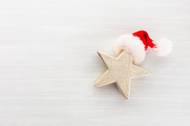 Étoile de Noël et bonnet de Noel, décor sur fond de papier.