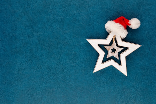 Étoile de Noël avec décoration de bonnet de Noel. Étoile de Noël sur fond bleu.