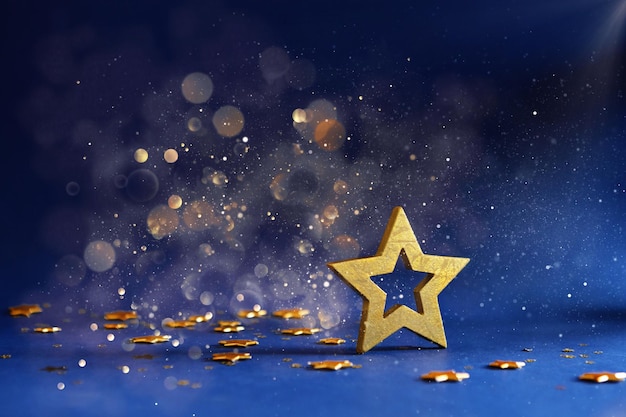 Étoile de Noël dorée sur un fond bleu défocalisé avec bokeh