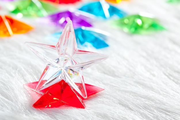 Étoile de verre de Noël sur la fourrure blanche d&#39;hiver