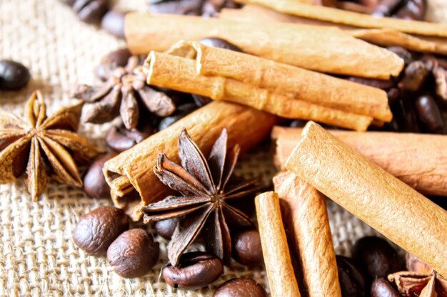 Étoiles d'anis et cannelle sur grains de café torréfiés.focus sélectif .nourriture