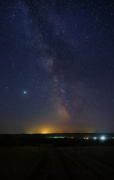 Étoiles dans le ciel la nuit. Voie lactée lumineuse sur la ville.