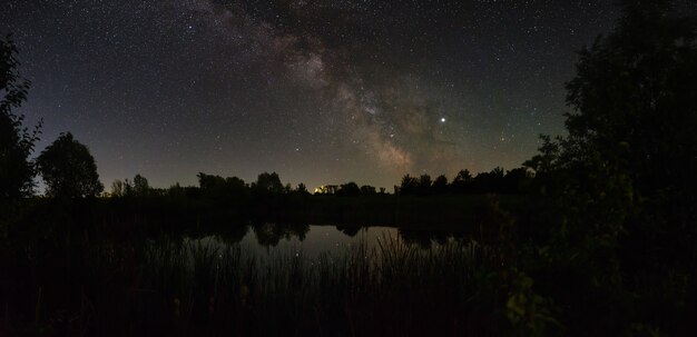 Étoiles dans le ciel la nuit