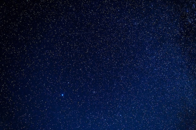 Étoiles sur le fond d'un ciel sombre étoilé la nuit