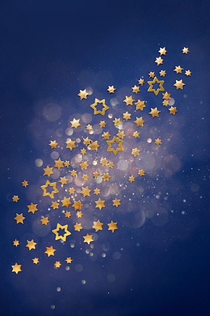 Étoiles de Noël dorées sur fond bleu défocalisé avec bokehx9