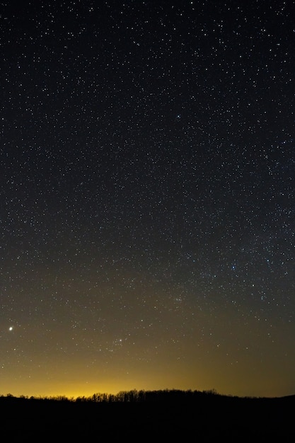 Étoiles de la Voie lactée dans le ciel nocturne Une vue sur le coucher de soleil en arrière-plan de l'espace étoilé