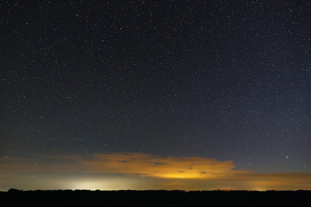 Étoiles de la Voie lactée dans le ciel la nuit. Espace extra-atmosphérique et nuages