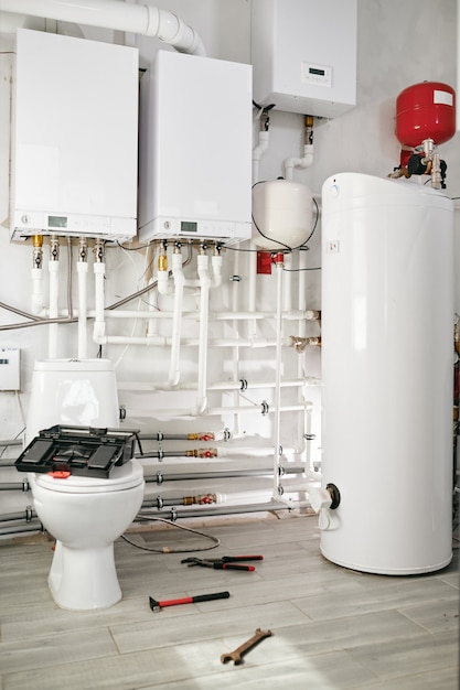 Une toilette blanche pendant la réparation dans la maison contemporaine