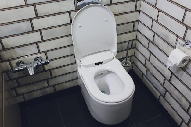 Toilette qui brille dans une salle de bain moderne standard