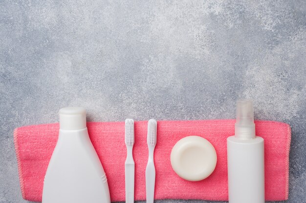 Toilette, savon crème et serviette brosse à dents