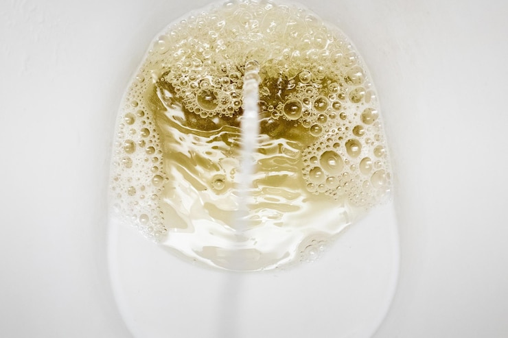 Photo les toilettes dans les toilettes et le jet d'urine pendant la miction