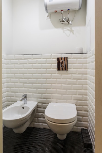 Toilettes et détail d'un bidet de douche d'angle avec fixation murale pour douche