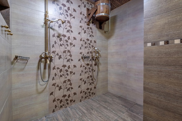 Toilettes et détail d'une cabine de douche d'angle avec fixation murale pour douche