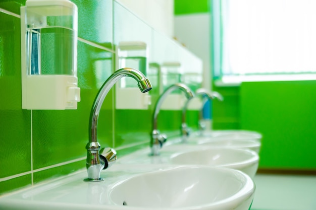 Toilettes pour enfants à la maternelle ou toilettes scolaires dans la salle de bain de la maternelle dans l'espace public à l'intérieur de la salle de bain de l'école maternelle avec lavabos blancs et distributeur Minsk Belarus 10 avril 2022