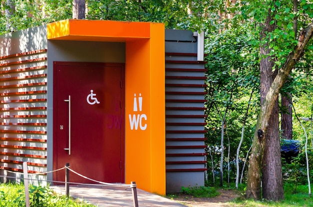 Toilettes publiques modernes dans le parc de la ville Toilettes avec icônes personne handicapée femme homme toilette signe WC