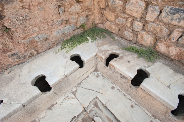 Toilettes de type ancien dans l'ancienne ville d'Ephèse, Aydin, Turquie