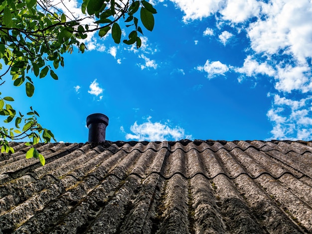 Toit en ardoise de la maison avec une cheminée