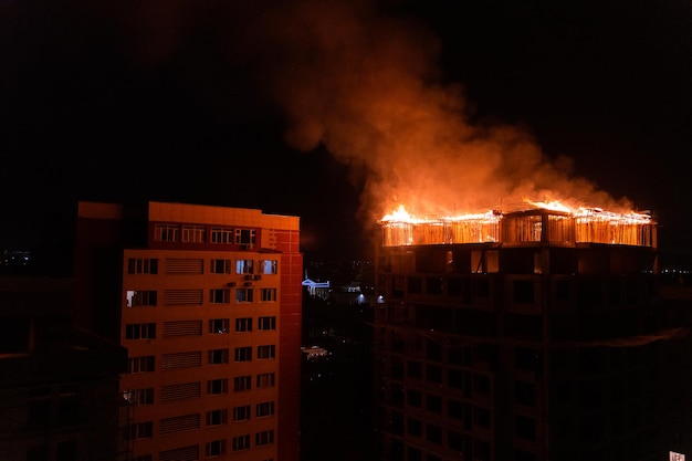 Toit de bâtiment brûlant la nuit