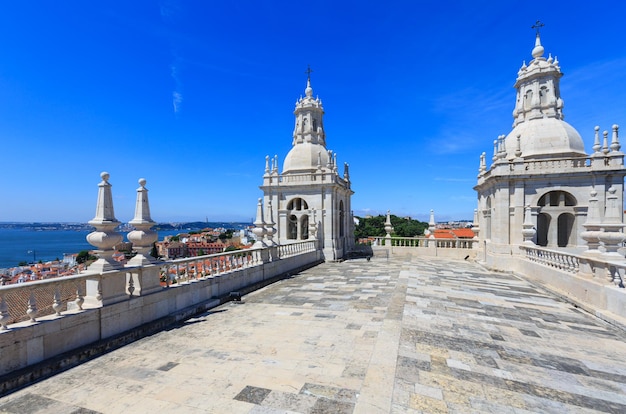 Toit avec clochers blancs sur fond de ciel bleu. Monastère de Saint Vincent hors les murs, ou église (Iglesia) de Sao Vicente de Fora à Lisbonne, Portugal.