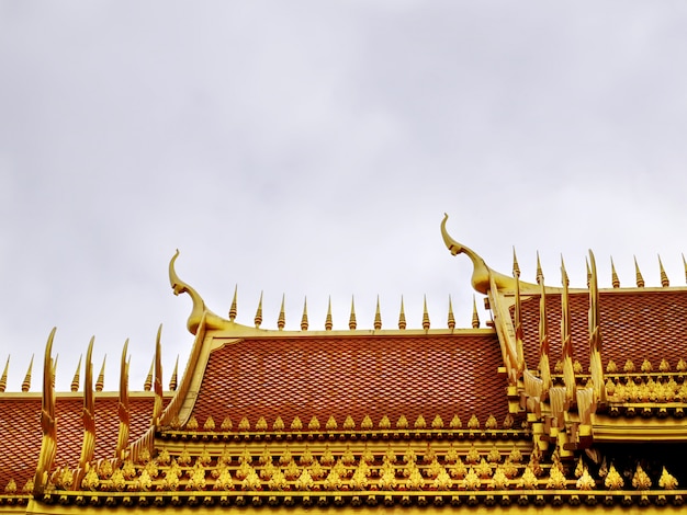 Toit doré traditionnel du temple bouddhiste en Thaïlande