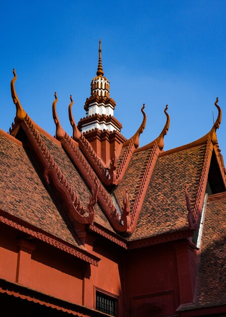 Photo le toit du bâtiment est rouge