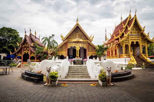 Le toit du temple contre le ciel