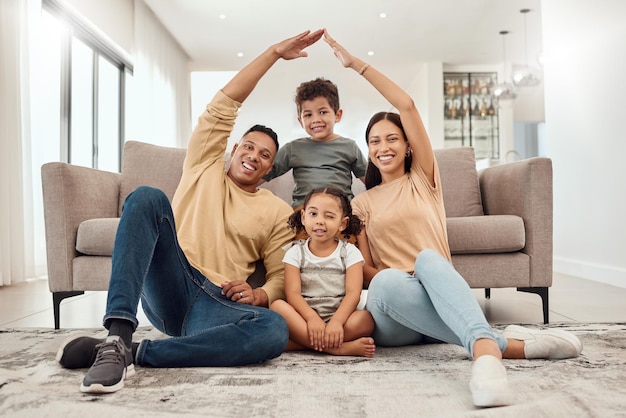 Toit enfants et parents avec sécurité dans leur maison avec amour, soins et sécurité dans le salon ensemble Portrait de sourire heureux et jeune mère et père avec assurance pour leur famille