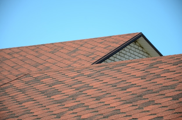 Photo le toit est recouvert de bardeaux bitumineux de couleur marron. toiture de qualité