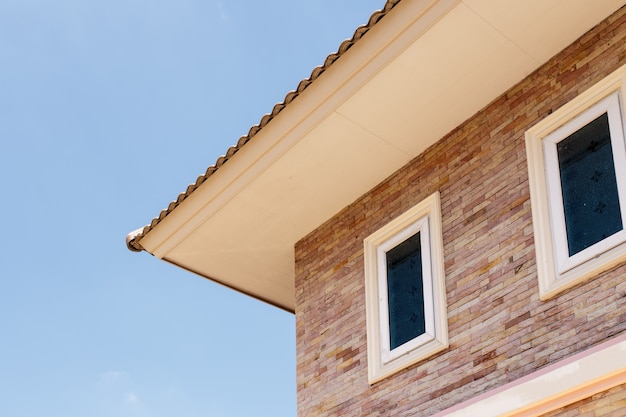 Toit de la maison contre un ciel bleu