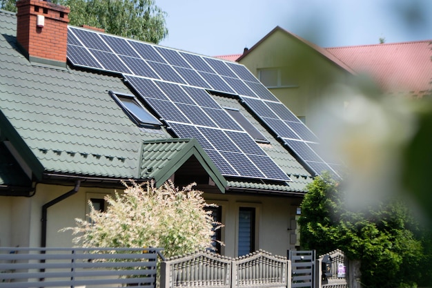 Toit de maison avec modules photovoltaïques. Ferme historique avec panneaux solaires modernes sur le toit et le mur