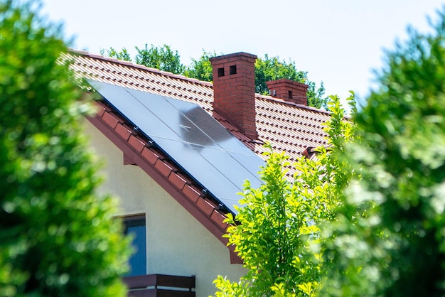 Toit de maison avec modules photovoltaïques. Ferme historique avec panneaux solaires modernes sur le toit et le mur