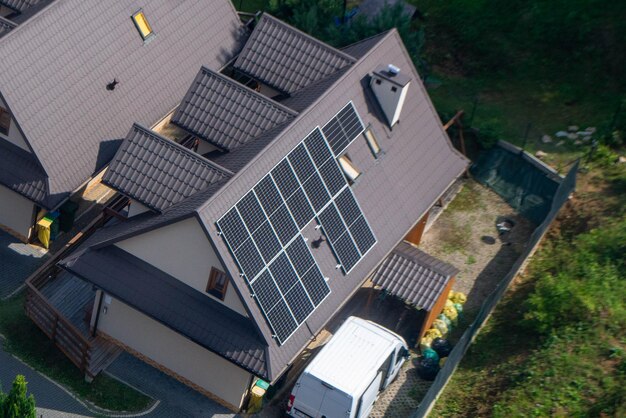 Toit de maison avec modules photovoltaïques. Ferme historique avec panneaux solaires modernes sur le toit et le mur