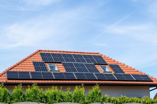 Toit de maison avec modules photovoltaïques