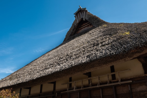 Toit De Paille De Riz De Chaume Au Large D'un Ciel Bleu De Maison  Traditionnelle Japonaise