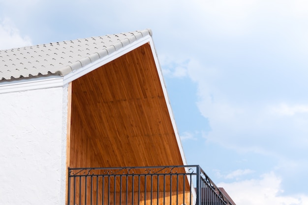 Toit à pignon en bois avec ciel bleu, fond de ciel de maison toit triangles