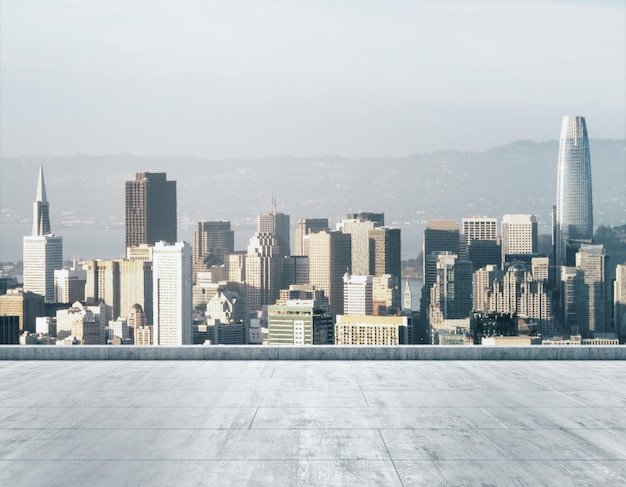 Toit sale en béton vide sur le fond d'un magnifique horizon de la ville de San Francisco au matin maquette