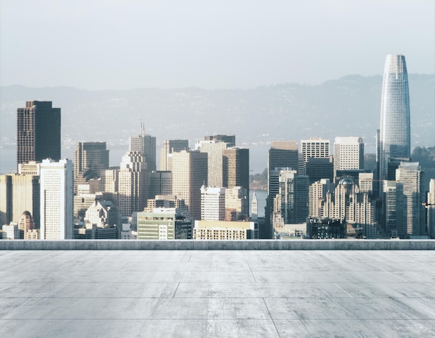 Toit sale en béton vide sur le fond d'un magnifique horizon de la ville de San Francisco à la maquette du matin