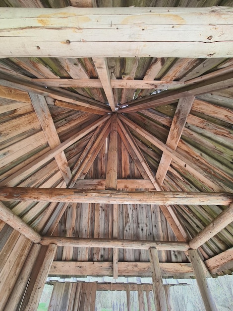 Le toit d'une structure en bois avec le mot " le mot " dessus.