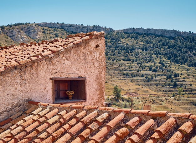 Toit en tuiles d'une maison. Maison rurale avec cheminée