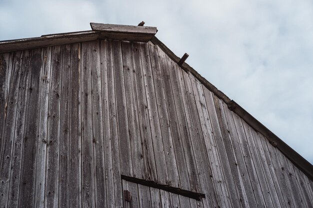 Toit d'une vieille maison en bois Un bâtiment abandonné