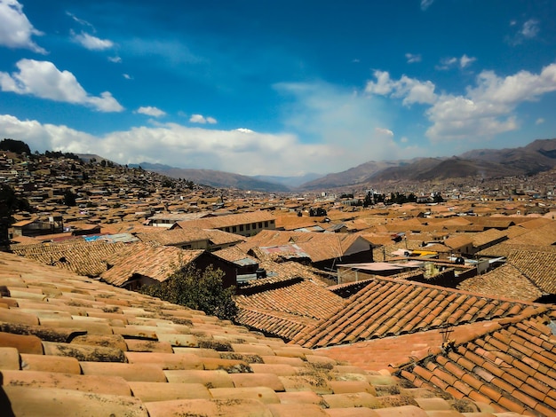 Toits d'argile rouge des maisons de la ville de Cusco Pérou