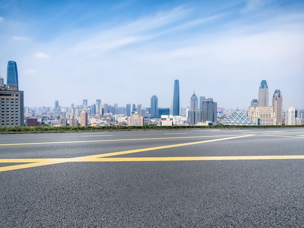 Toits de l'autoroute et bâtiments modernes du quartier financier