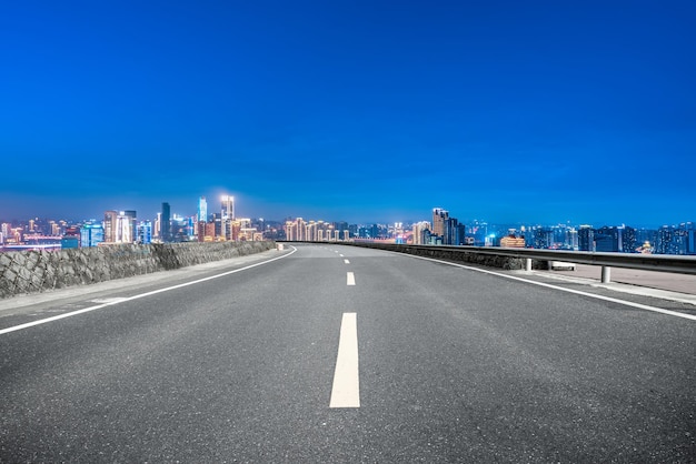 Toits de l'autoroute et bâtiments modernes du quartier financier