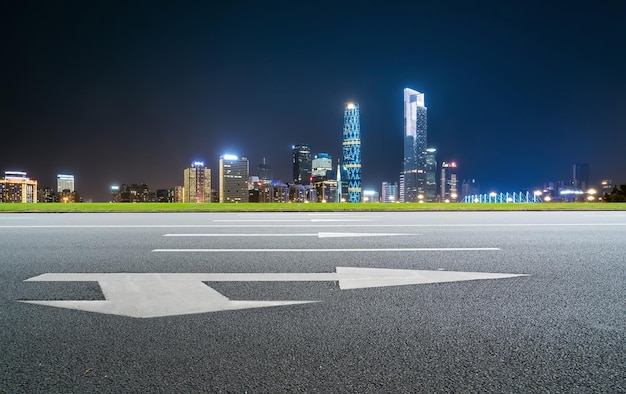 Toits de l'autoroute et bâtiments modernes du quartier financier