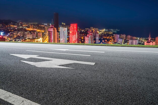 Toits de l'autoroute et bâtiments modernes du quartier financier