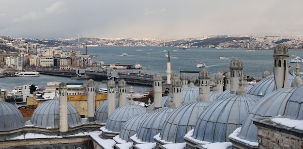 Toits de baignoire Suleymaniye et détroit du Bosphore à Istanbul Turquie