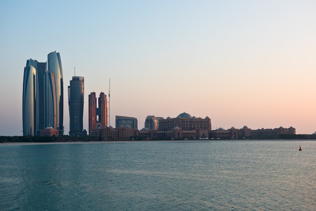 Toits de bâtiments d'Abu Dhabi depuis la mer