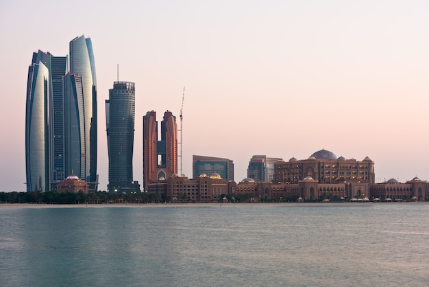 Toits de bâtiments d'Abu Dhabi depuis la mer