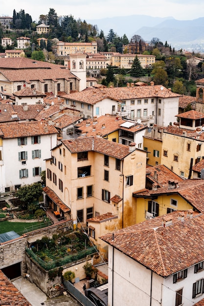 Toits de bâtiments anciens sur fond de montagnes bergamo italie